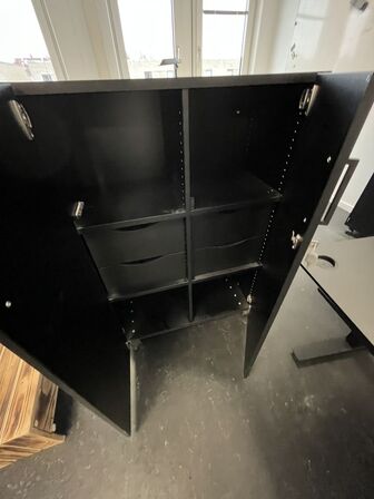 Tre kontorskabe, EFG, samt skuffemodul og bordventilator.