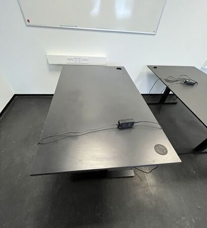 Fire hæve/sænkeborde. 