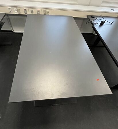 Tre hæve/sænkeborde. Måler ca. 90 x 160 cm.