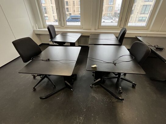 Fire hæve/sænkeborde med fire stole.
