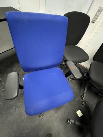 Fem kontorstole, assorteret