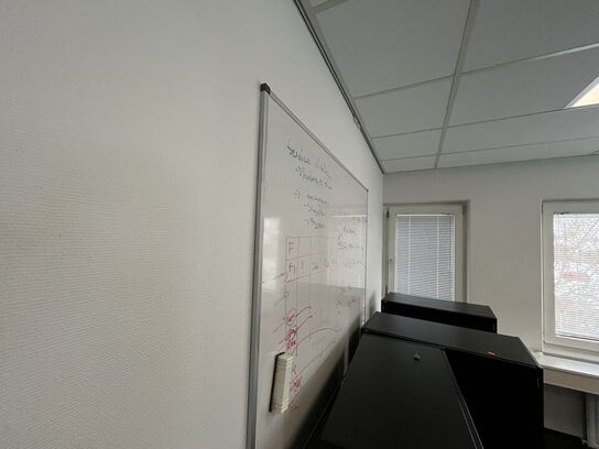 Tre whiteboards, assorterede. 