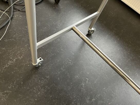 Højt mødebord på hjul. 