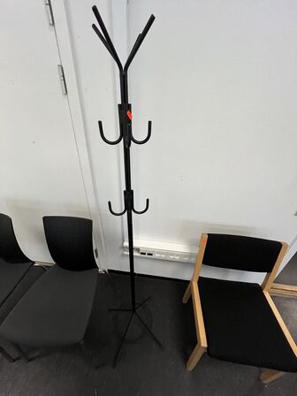 Tre stole og en stumtjener