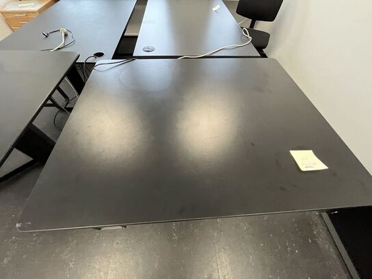 To små hæve/sænkeborde. 