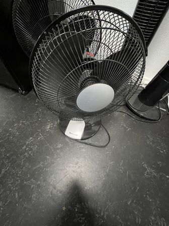 Ventilationstårne og bordventilatorer.