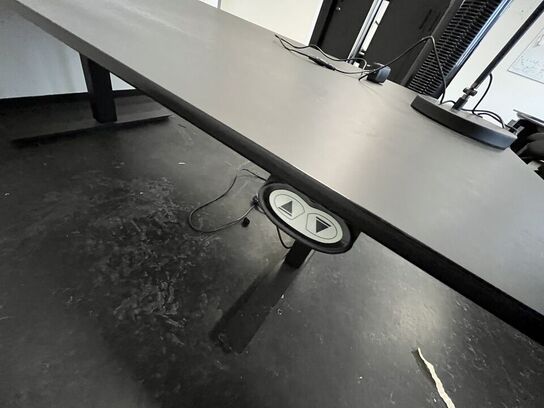 Fire hæve/sænkeborde. 