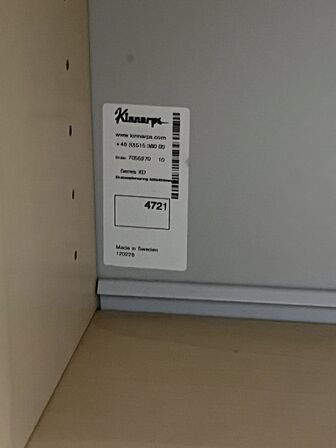 Kinnarps locker med to rum. 