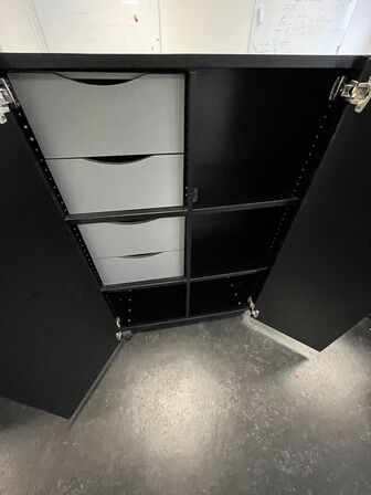 To kontorskabe, EFG, samt skuffemodul og bordventilator.