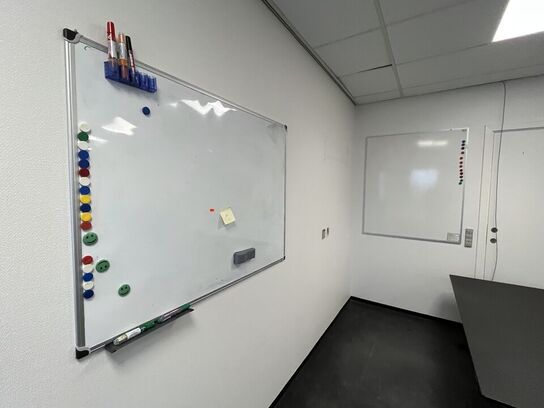 Fem whiteboards, assorterede.