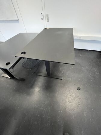 Fire hæve/sænkeborde. 