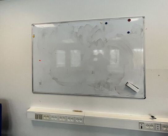 Tre whiteboards, assorterede. 