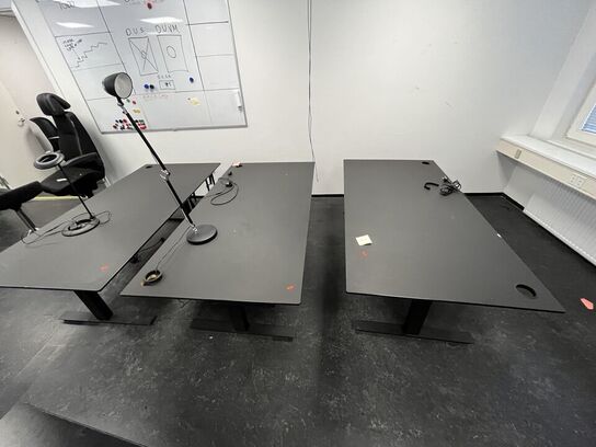 Tre hæve/sænkeborde. 