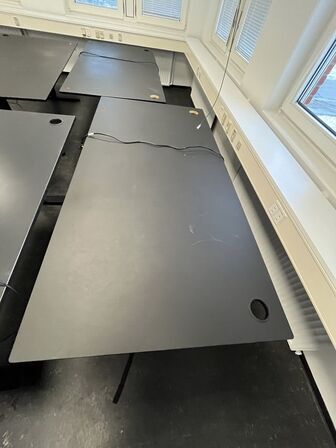 Fire hæve/sænkeborde. 