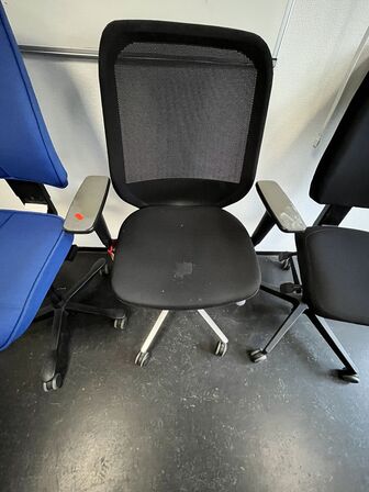Tre kontorstole, assorterede.