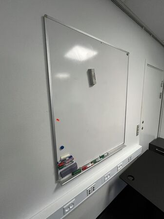 Tre whiteboards, assorterede. 