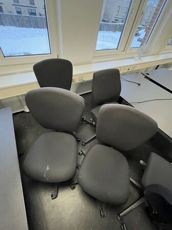 Otte kontorstole, assorterede.