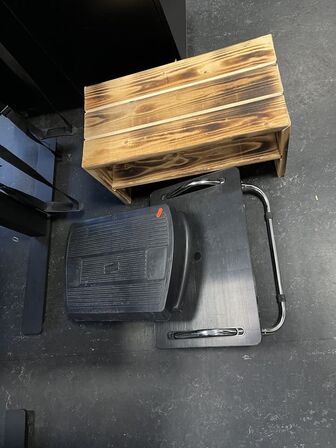 To fodstøtter og lav reol