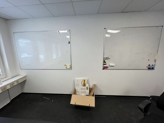 To whiteboarde samt diverse kontorartikler. 