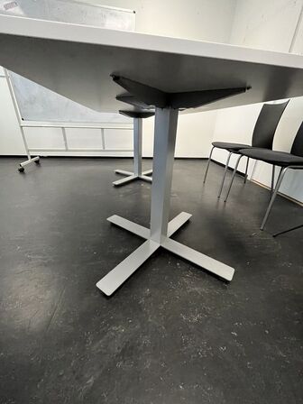 Mødebord med hvid plade. 