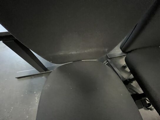 Tre kontorstole, assorterede.