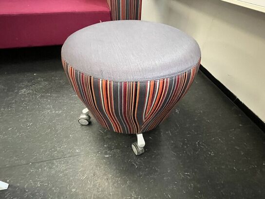 Orangebox, to dele sofa, samt en skammel.