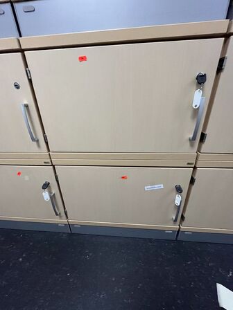 Kinnarps locker med to rum. 