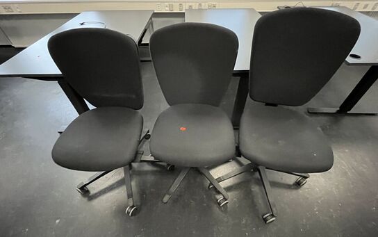 Tre kontorstole, assorterede.