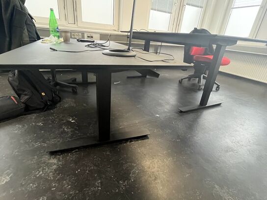 Tre hæve/sænkeborde  med tre stole. 