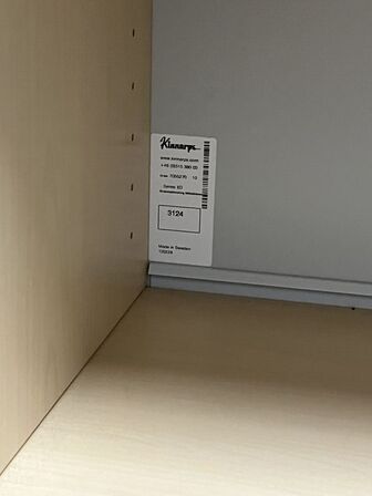 Kinnarps locker med to rum. 