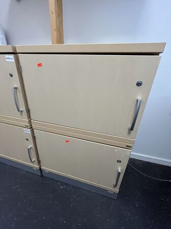 Kinnarps locker med to rum. 