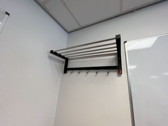 To whiteboards og en knagerække/hattehylde. 