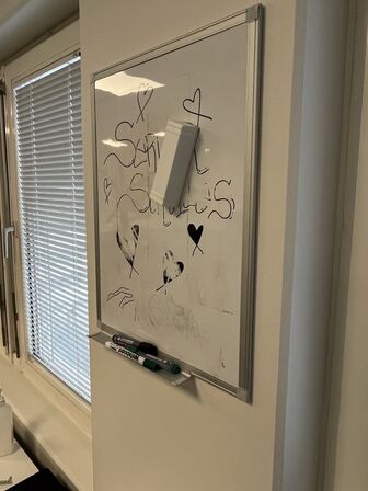 Syv whiteboards, assortrerde. 