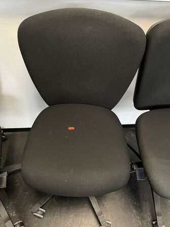 Tre kontorstole, assorterede.