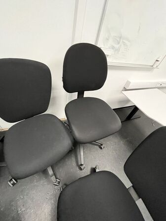 Fem kontorstole, assorteret