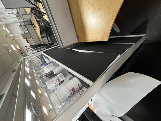 Tre skærmvægge. Måler ca. 180 x 160 cm.