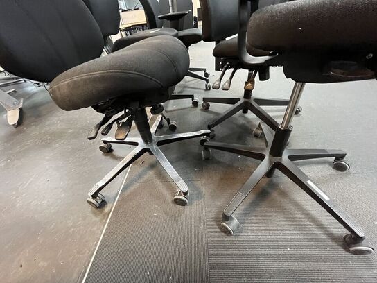 Fem kontorstole, assorterede.