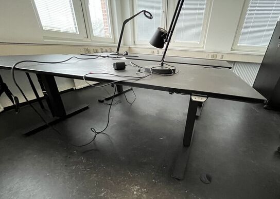 To hæve/sænkeborde og to bordlamper. 