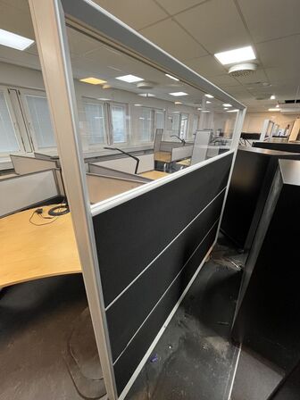 To skærmvægge. Måler ca. 180 x 160 cm.