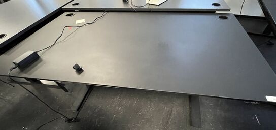 Tre hæve/sænkeborde. 