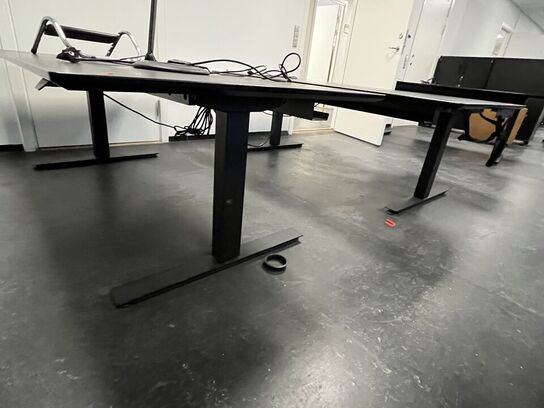 Fire hæve/sænkeborde. 