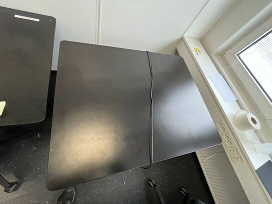 Hæve/sænkebord med stol. 