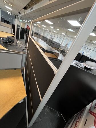 Tre skærmvægge. Måler ca. 180 x 160 cm.