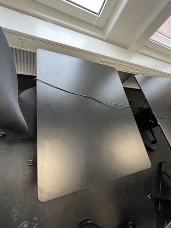 Fire hæve/sænkeborde med fire stole.