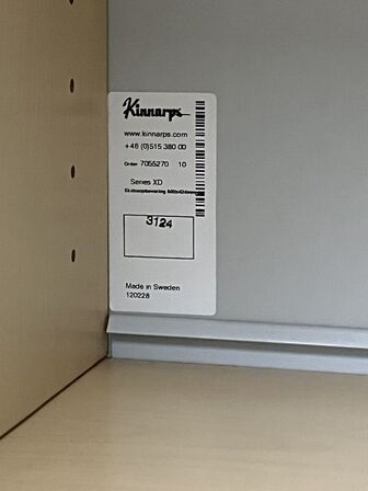 Kinnarps locker med to rum. 