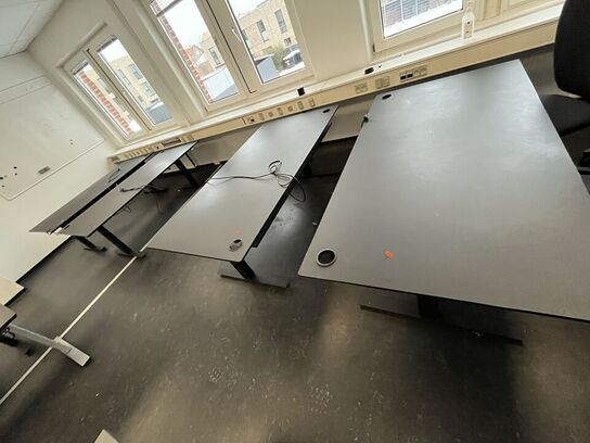 Otte hæve/sænkeborde. 