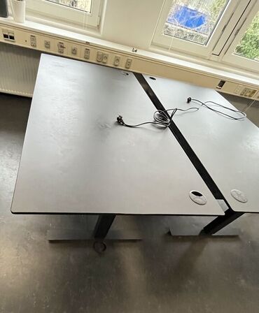 Fire hæve/sænkeborde. 