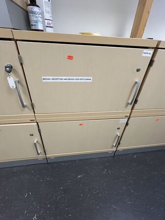 Kinnarps locker med to rum. 