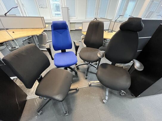 Fire kontorstole, assorterede.