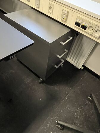 Tre hæve/sænkeborde. 